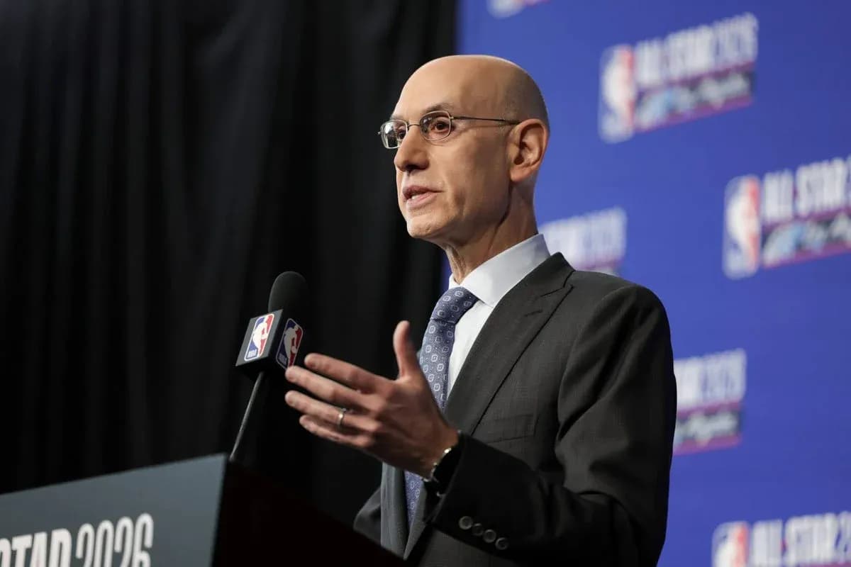Comisionado de la NBA hablando en conferencia de prensa Comisionado de la NBA hablando en conferencia de prensa