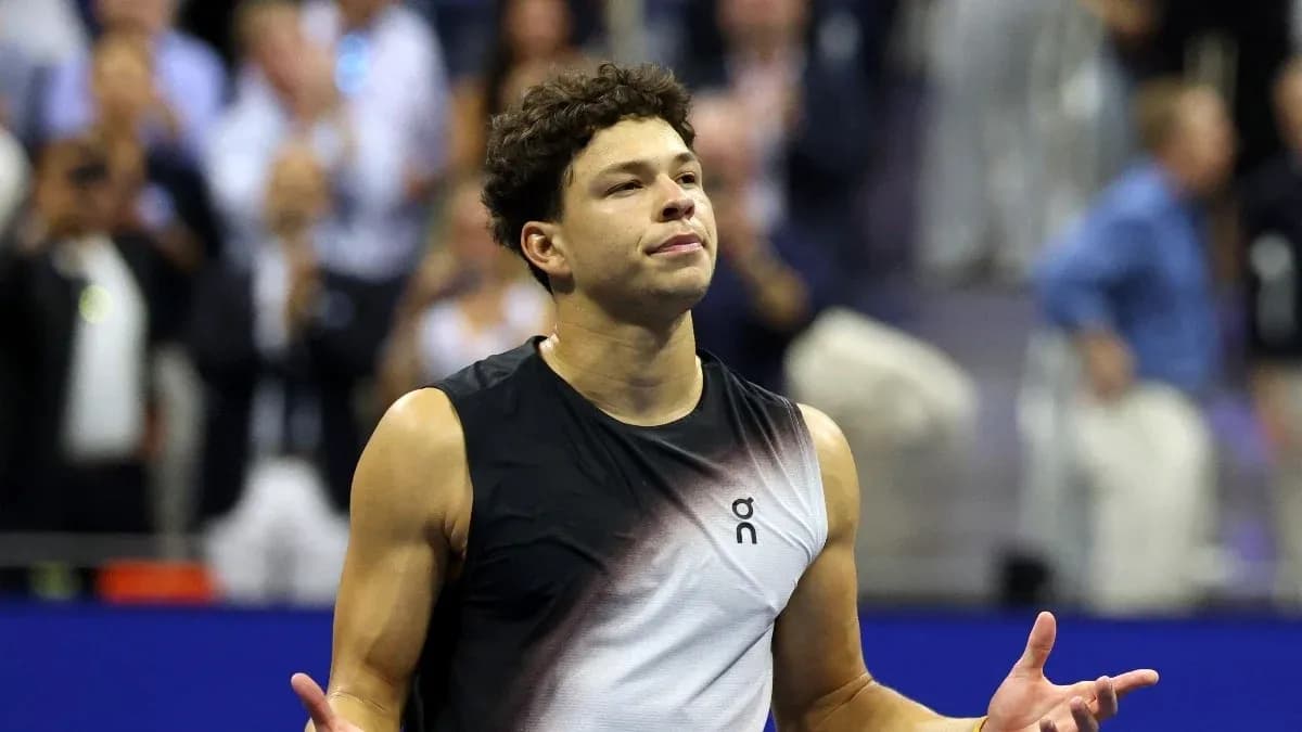 Jugador de tenis mostrando gesto de frustración en partido Jugador de tenis mostrando gesto de frustración en partido