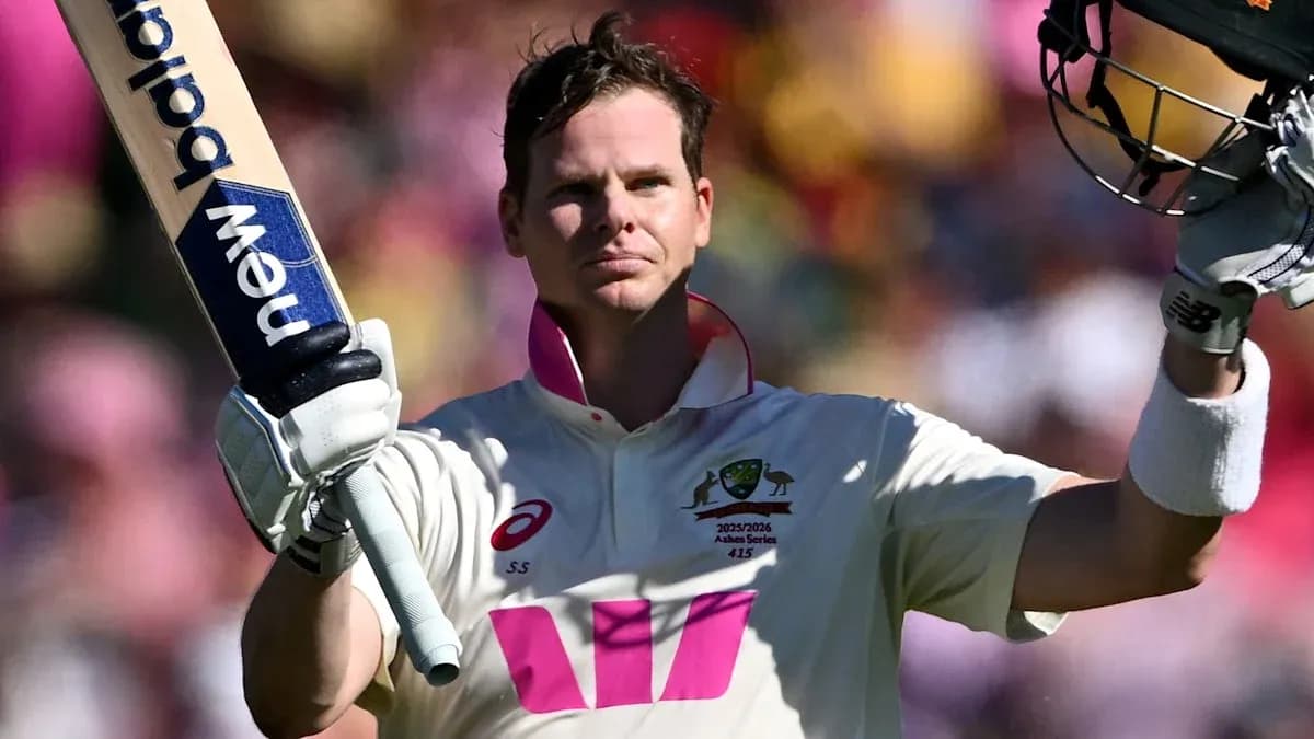 Steve Smith celebrando con su bate tras anotar runs Steve Smith celebrando con su bate tras anotar runs