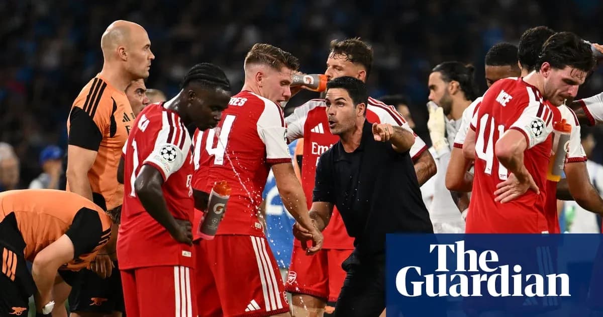 Entrenador habla con jugadores durante el descanso del partido Entrenador habla con jugadores durante el descanso del partido