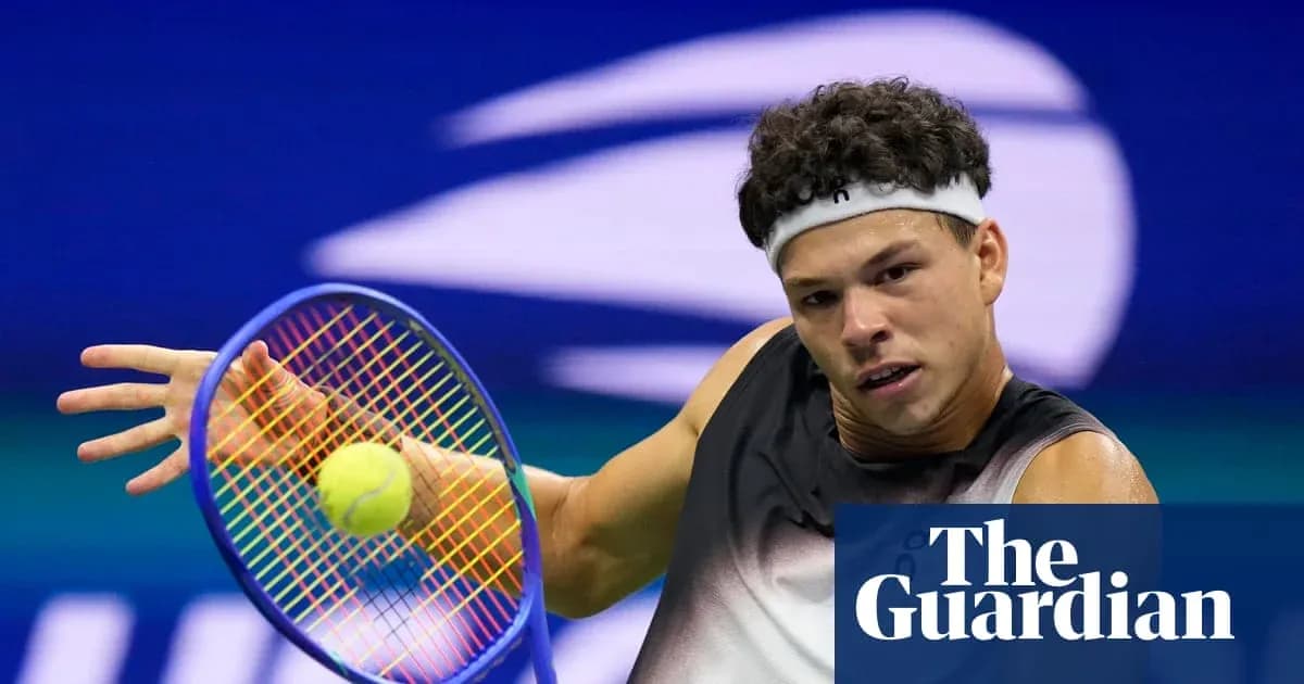 Jugador de tenis golpeando una pelota en partido Jugador de tenis golpeando una pelota en partido