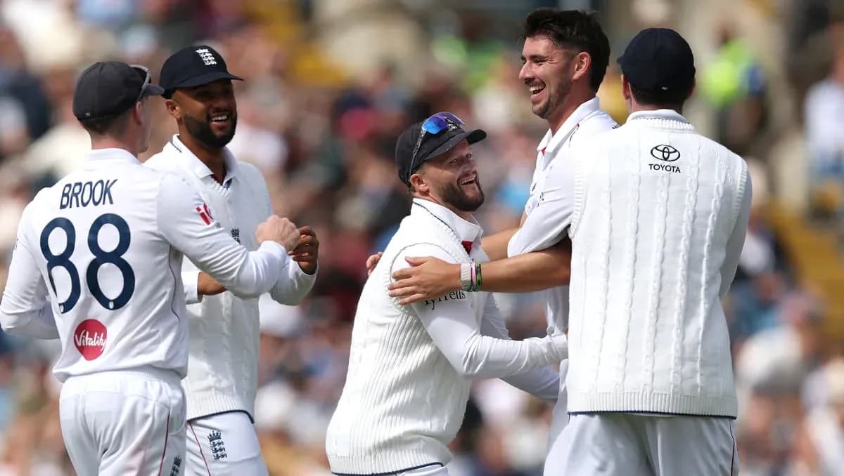 Jugadores de Inglaterra celebrando un wicket en partido Jugadores de Inglaterra celebrando un wicket en partido
