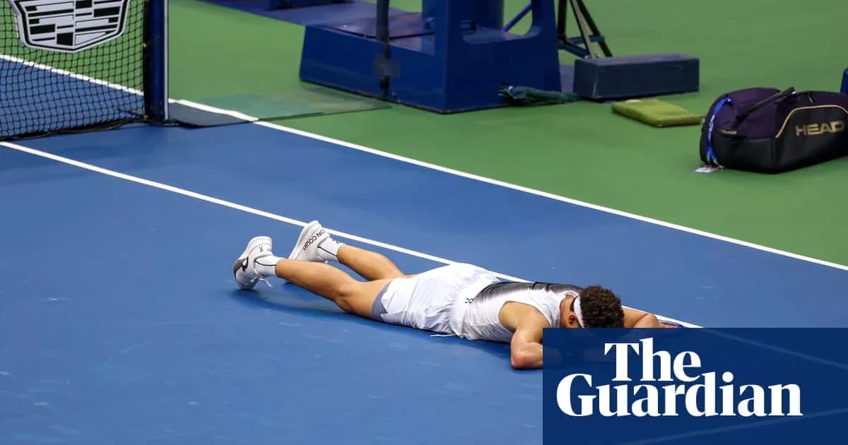Jugador de tenis tumbado en la cancha tras partido Jugador de tenis tumbado en la cancha tras partido