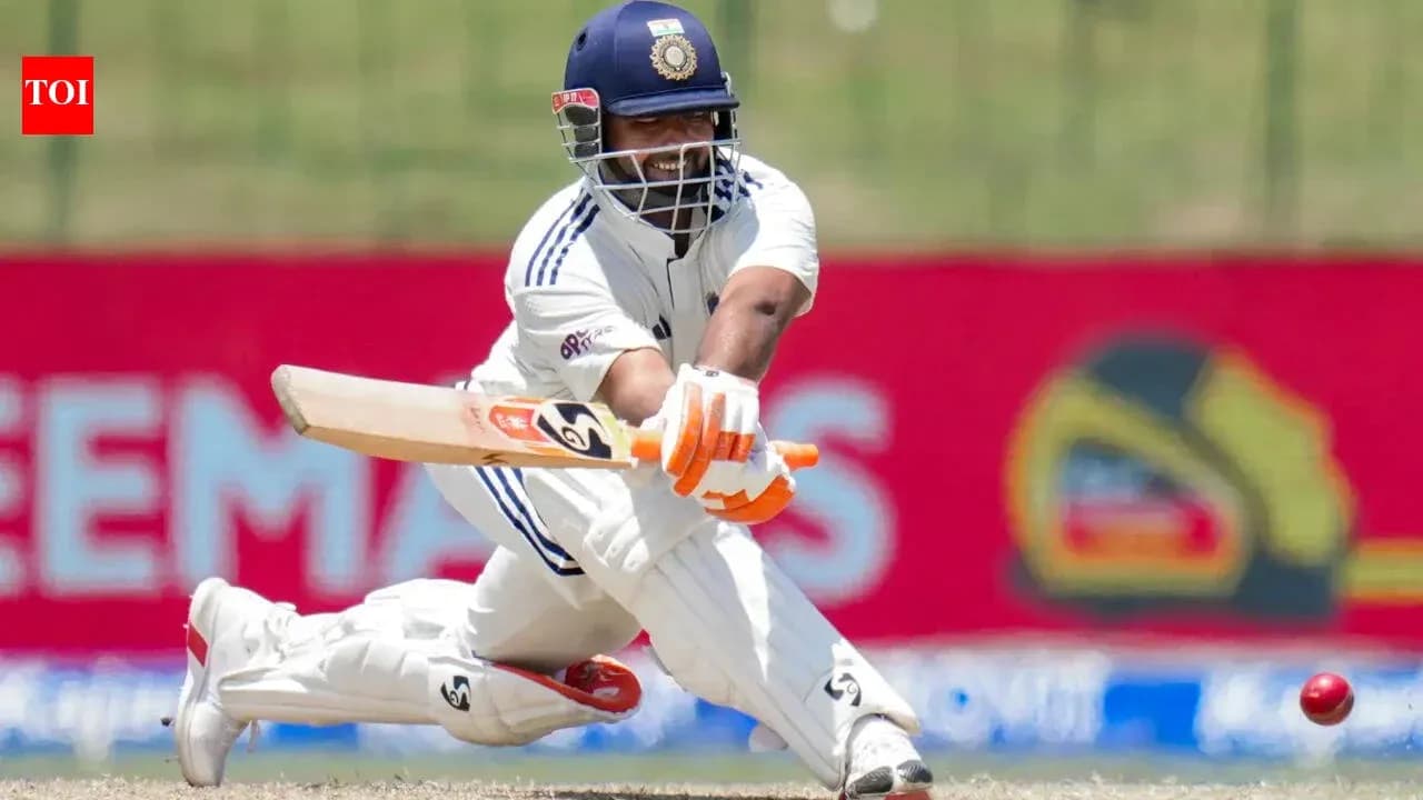 Jugador de cricket golpeando la pelota con bate Jugador de cricket golpeando la pelota con bate