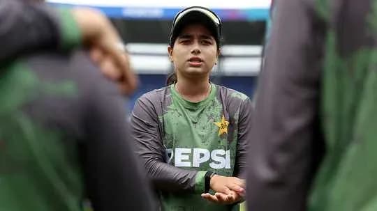 Jugadora de Pakistán hablando durante el entrenamiento Jugadora de Pakistán hablando durante el entrenamiento