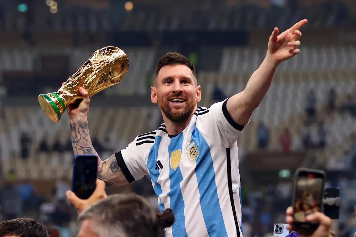 Jugador levantando la Copa del Mundo en celebración Jugador levantando la Copa del Mundo en celebración