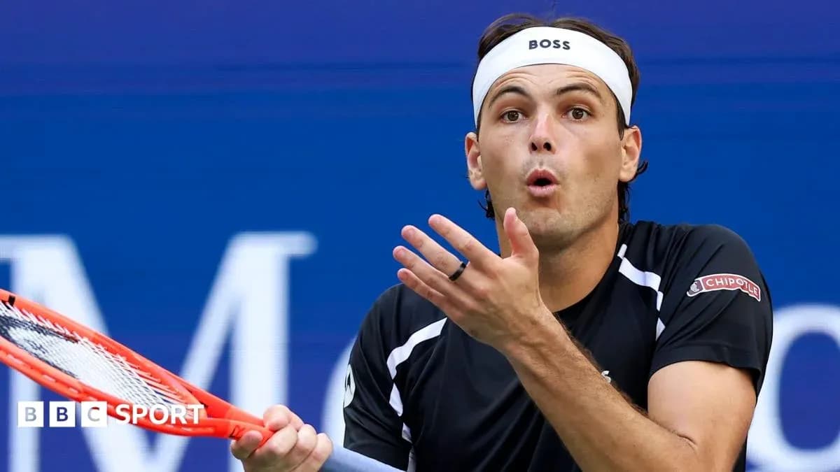 Jugador de tenis reaccionando durante un partido Jugador de tenis reaccionando durante un partido