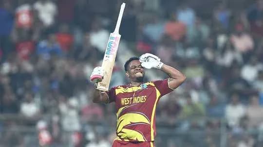 Jugador de cricket de West Indies celebrando con bate Jugador de cricket de West Indies celebrando con bate