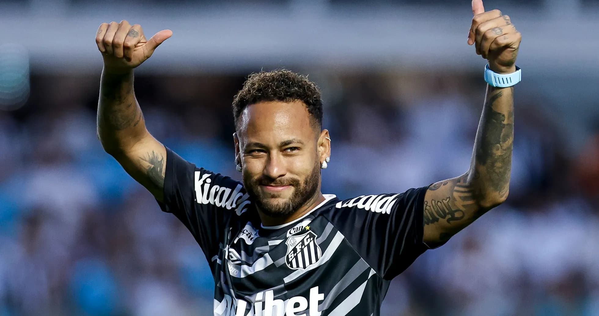 Neymar celebrando con pulgares hacia arriba en campo Neymar celebrando con pulgares hacia arriba en campo