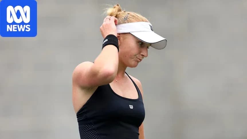 Jugadora de tenis ajustando su cabello durante el partido Jugadora de tenis ajustando su cabello durante el partido