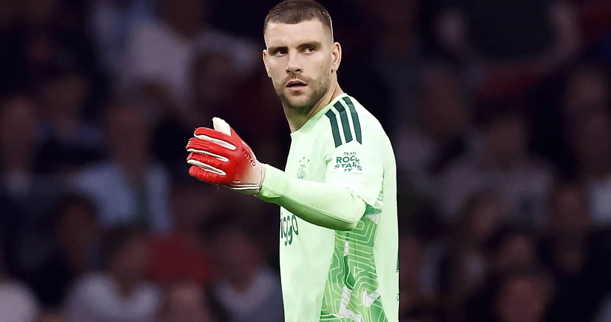 Portero con guantes rojos señalando durante el partido Portero con guantes rojos señalando durante el partido