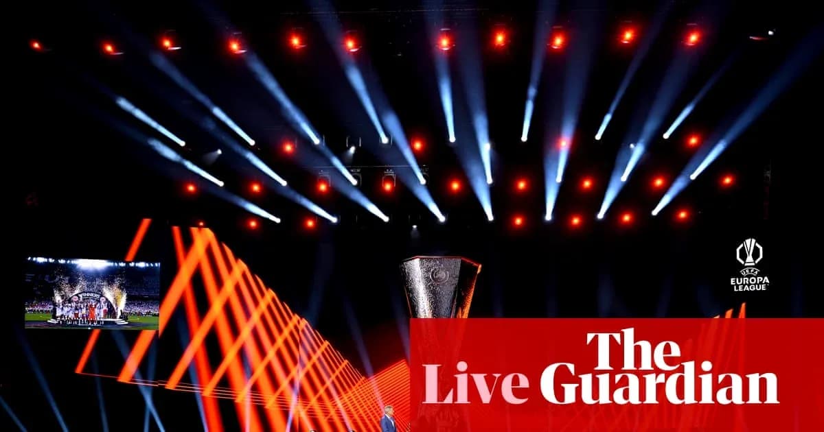 Trofeo de la UEFA Europa League en escenario iluminado Trofeo de la UEFA Europa League en escenario iluminado