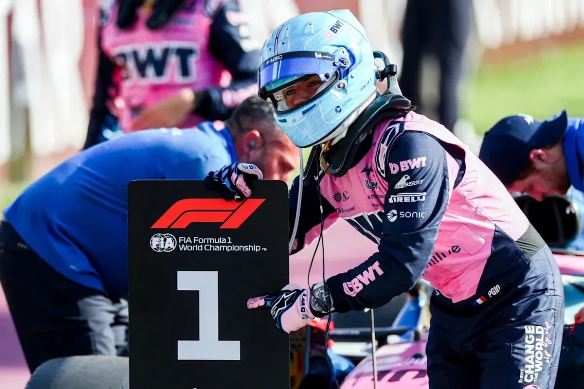 Piloto de F1 señalando el número uno en el garaje Piloto de F1 señalando el número uno en el garaje