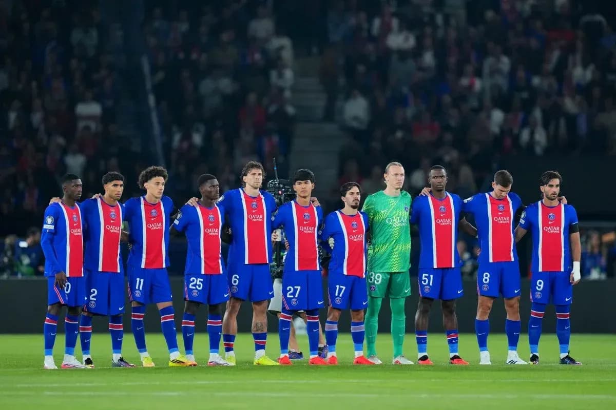 Jugadores de PSG alineados antes del partido Jugadores de PSG alineados antes del partido