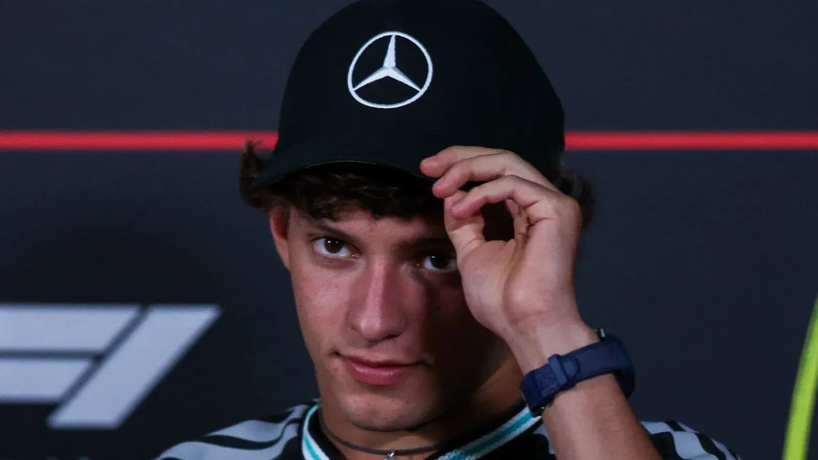 Joven con gorra de Mercedes en conferencia de prensa Joven con gorra de Mercedes en conferencia de prensa