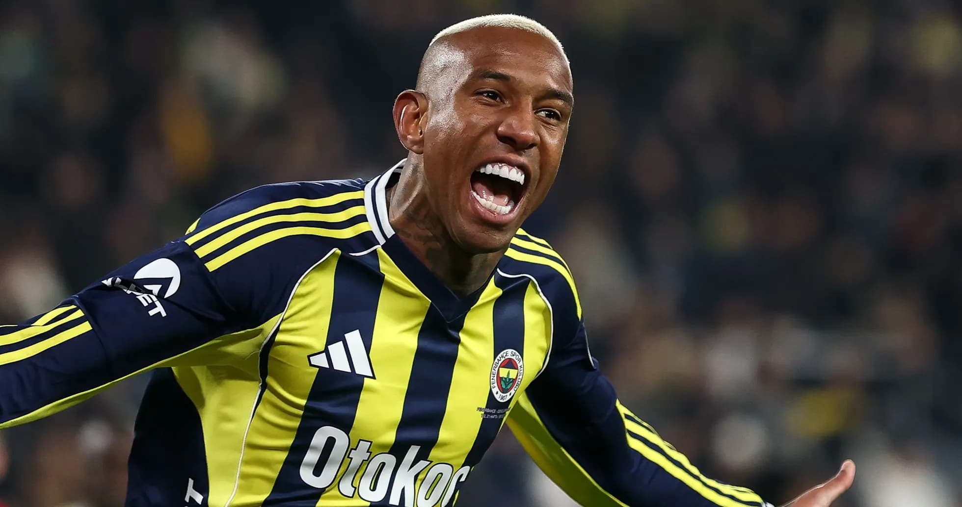 Jugador de Fenerbahçe celebrando un gol Jugador de Fenerbahçe celebrando un gol