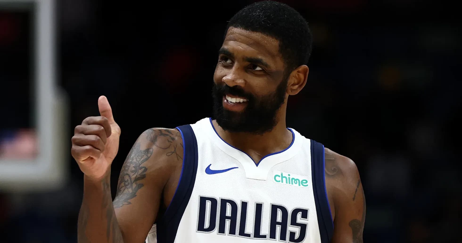 Jugador de baloncesto con camiseta de Dallas Mavericks Jugador de baloncesto con camiseta de Dallas Mavericks