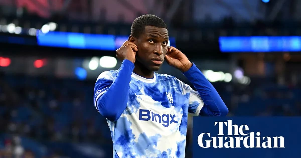 Jugador con camiseta de Chelsea ajustando sus auriculares Jugador con camiseta de Chelsea ajustando sus auriculares