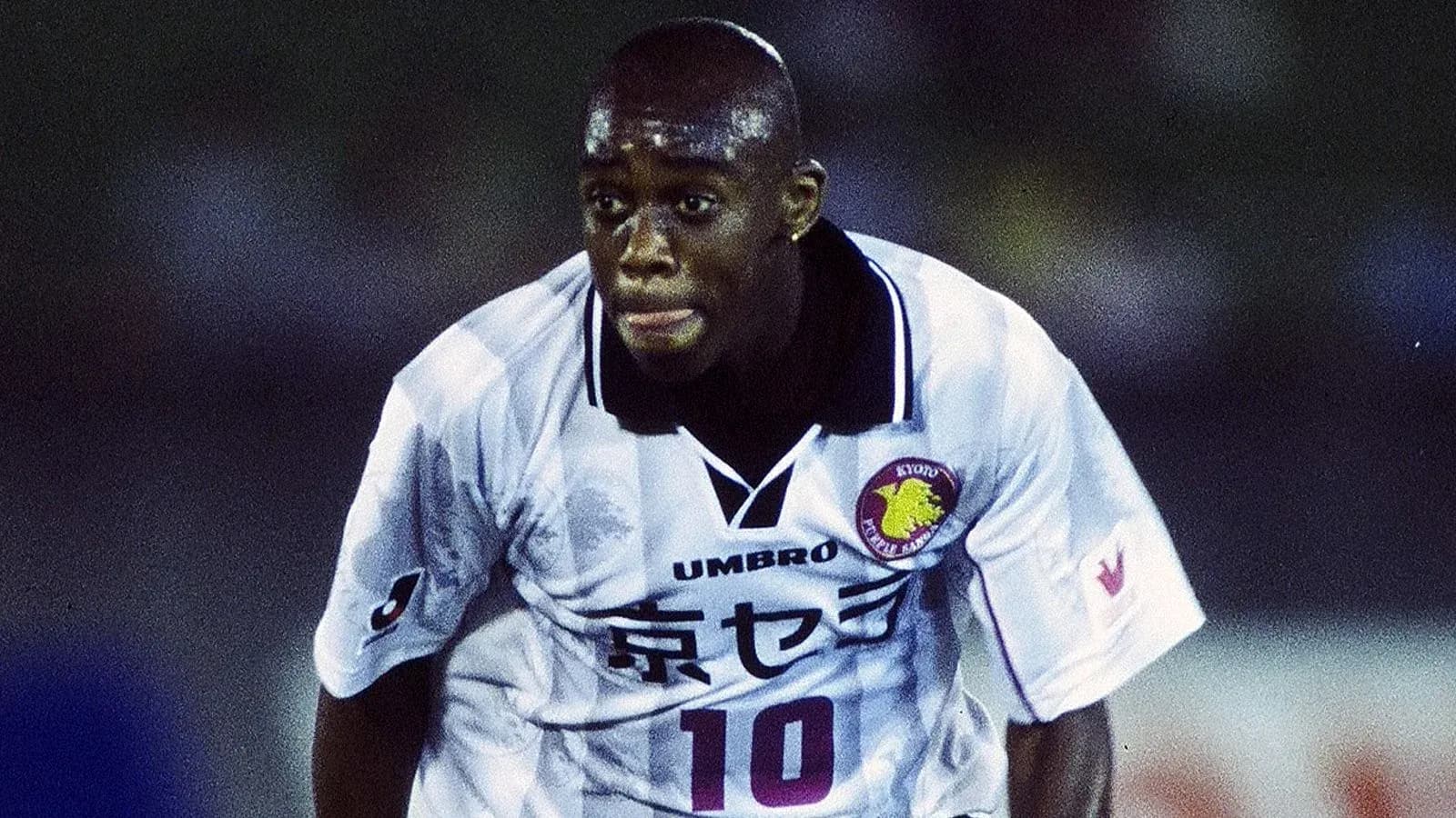 Jugador corriendo con camiseta de Kyoto Purple Sanga Jugador corriendo con camiseta de Kyoto Purple Sanga