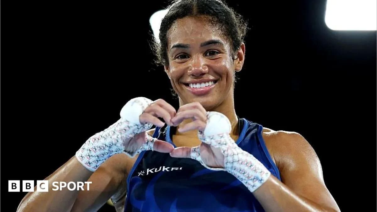 Boxeadora formando un corazón con las manos Boxeadora formando un corazón con las manos