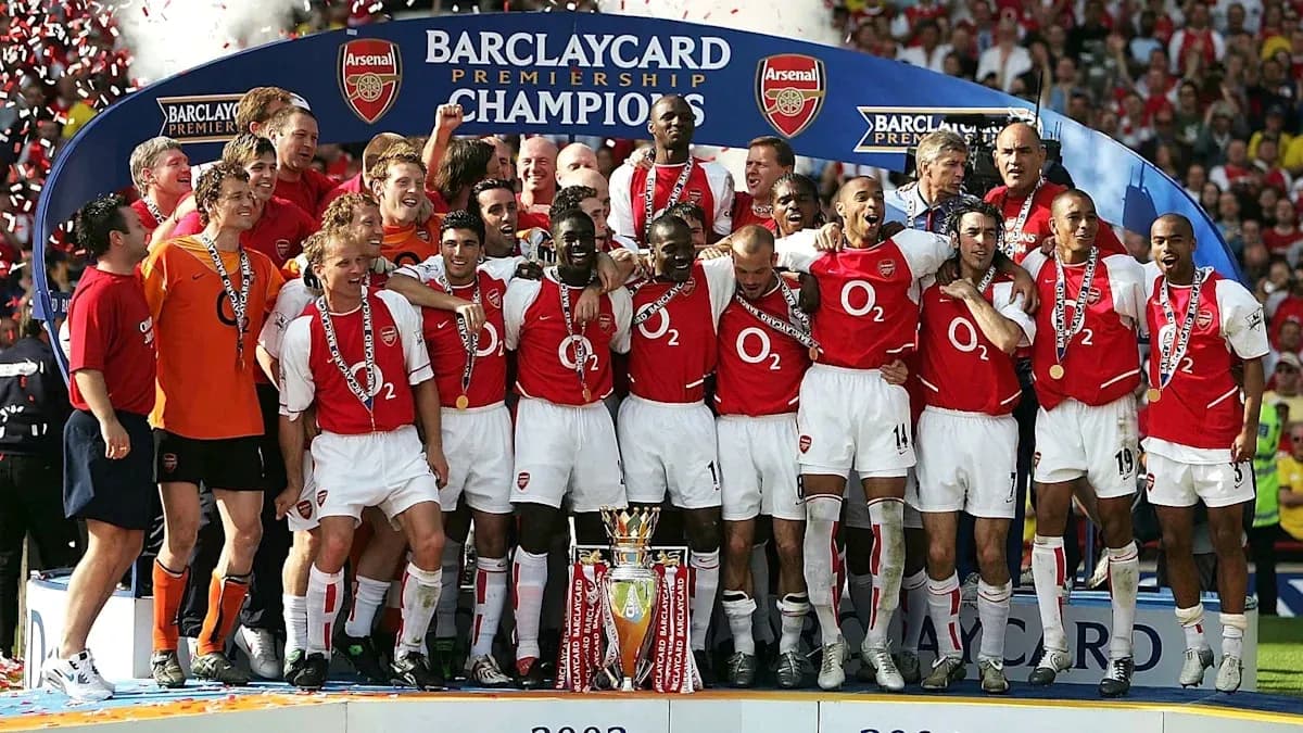 Equipo de Arsenal celebrando el campeonato de Premier League Equipo de Arsenal celebrando el campeonato de Premier League