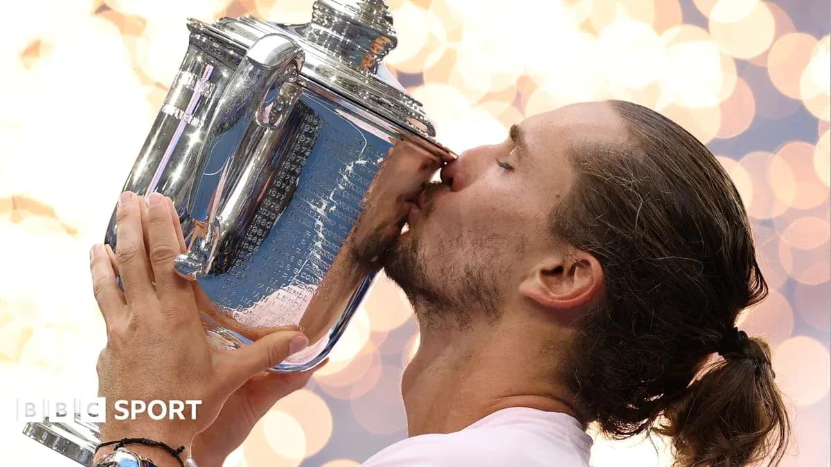 Jugador besando el trofeo de tenis tras victoria Jugador besando el trofeo de tenis tras victoria