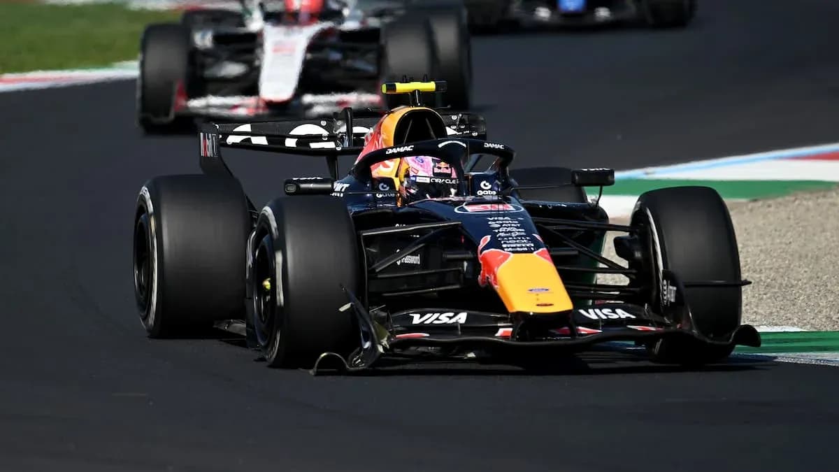 Coche de Fórmula 1 de Red Bull en carrera Coche de Fórmula 1 de Red Bull en carrera