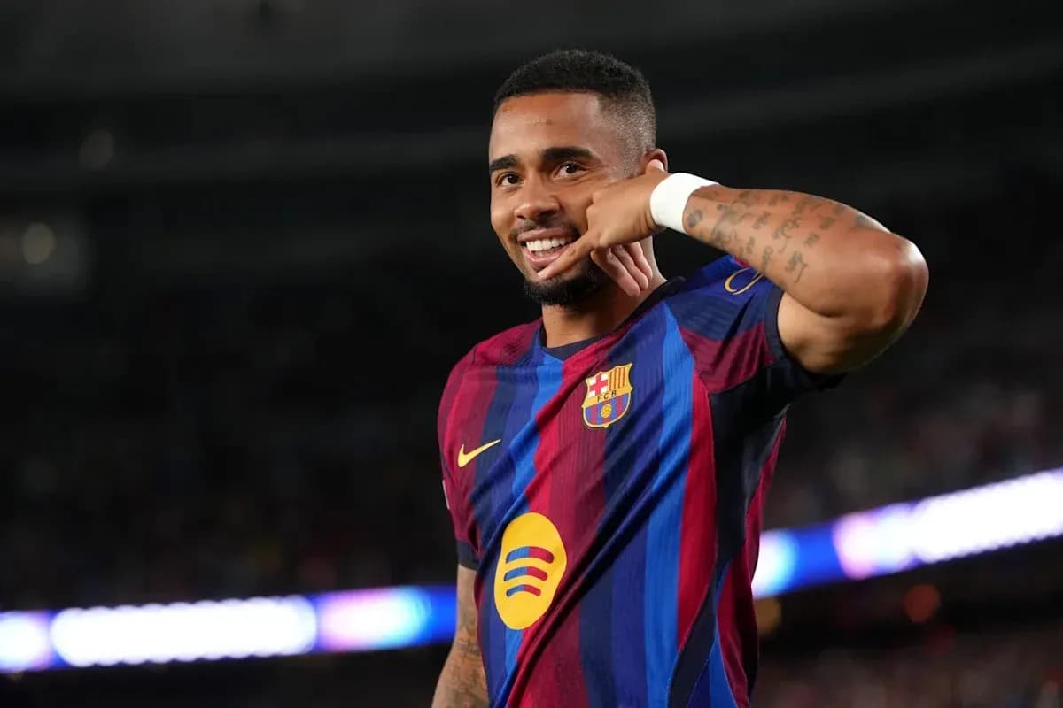 Jugador de Barça celebrando con gesto de llamada Jugador de Barça celebrando con gesto de llamada