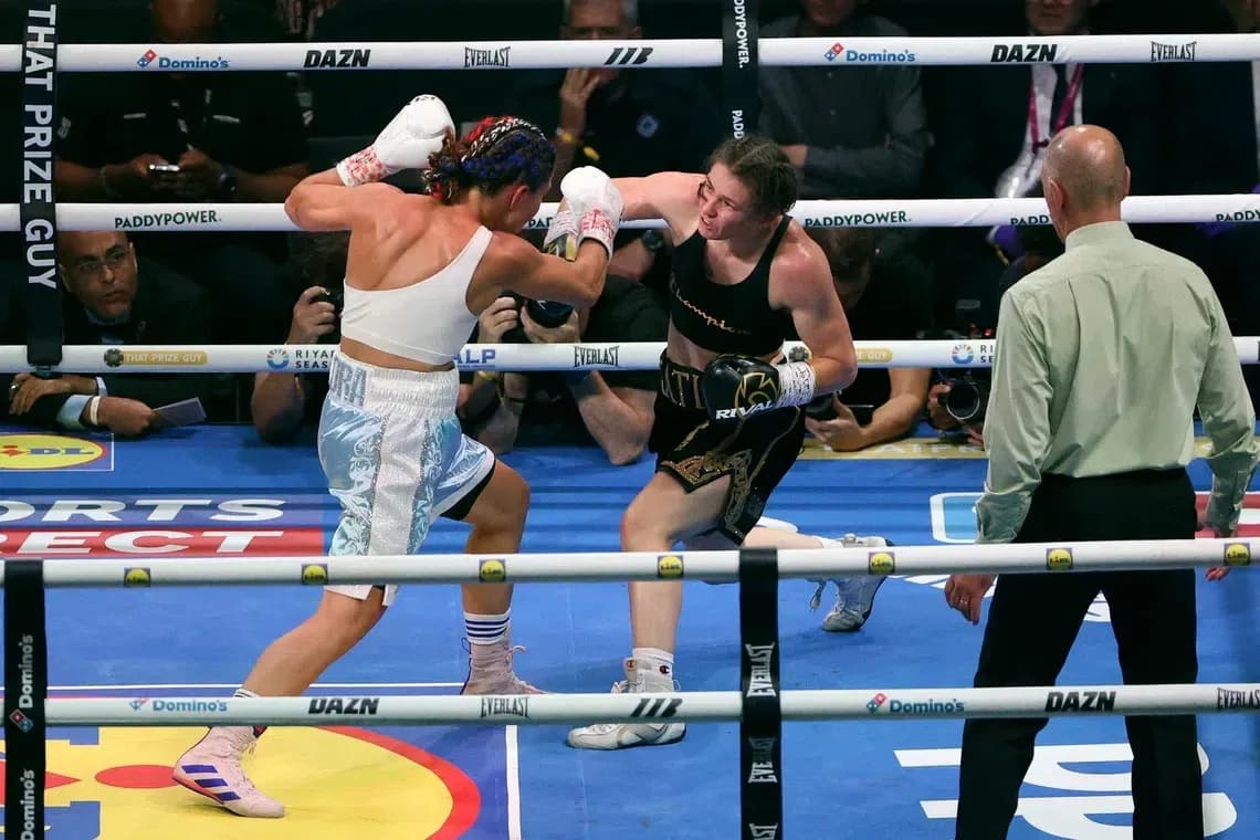 Boxeadoras intercambiando golpes en el ring Boxeadoras intercambiando golpes en el ring