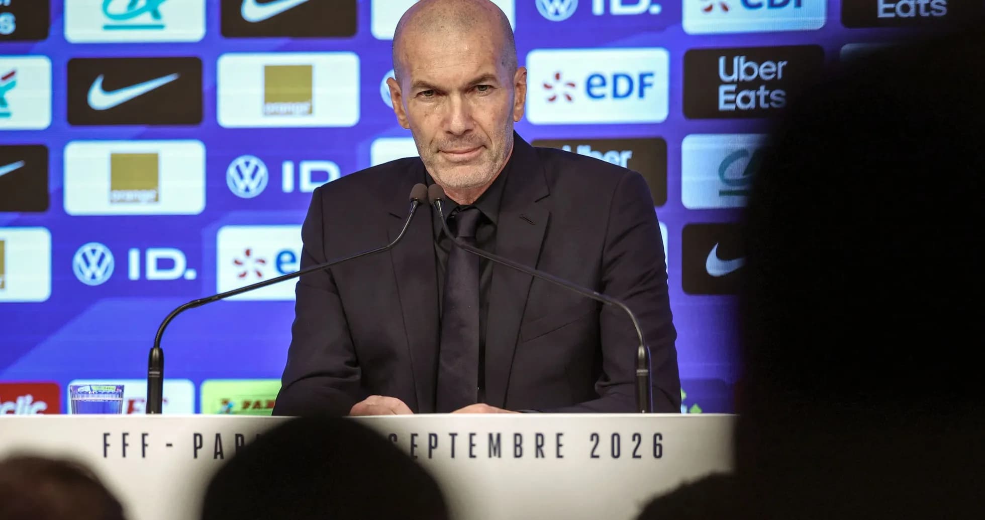 Entrenador en rueda de prensa con logotipos de patrocinadores Entrenador en rueda de prensa con logotipos de patrocinadores