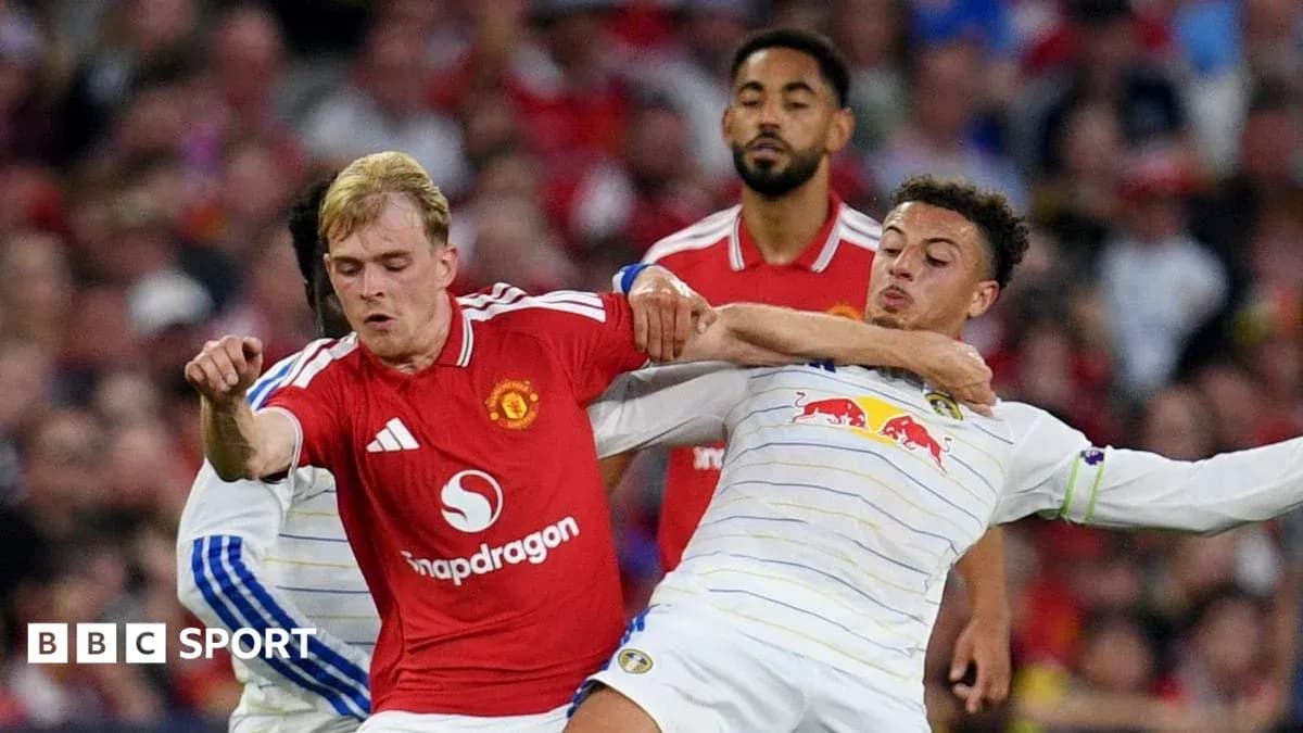 Jugadores de Manchester United y Leeds luchando por el balón Jugadores de Manchester United y Leeds luchando por el balón