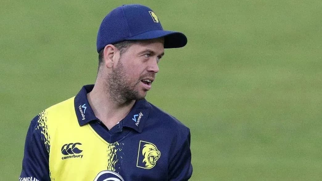 Jugador de cricket con uniforme y gorra en campo Jugador de cricket con uniforme y gorra en campo