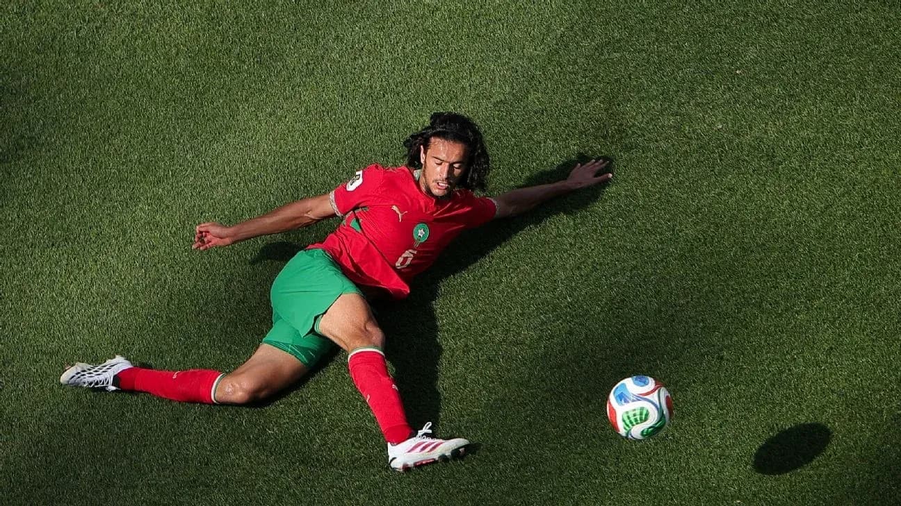 Jugador de Marruecos en el suelo persiguiendo balón Jugador de Marruecos en el suelo persiguiendo balón