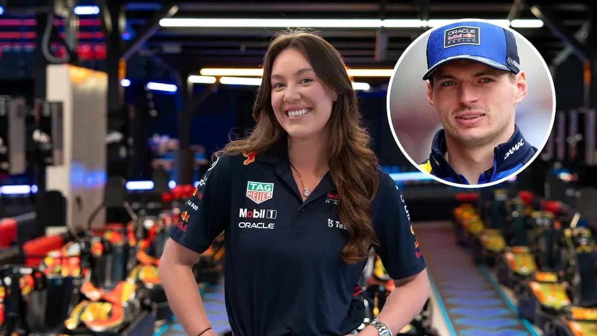 Mujer sonriente en el garaje de Red Bull Racing Mujer sonriente en el garaje de Red Bull Racing