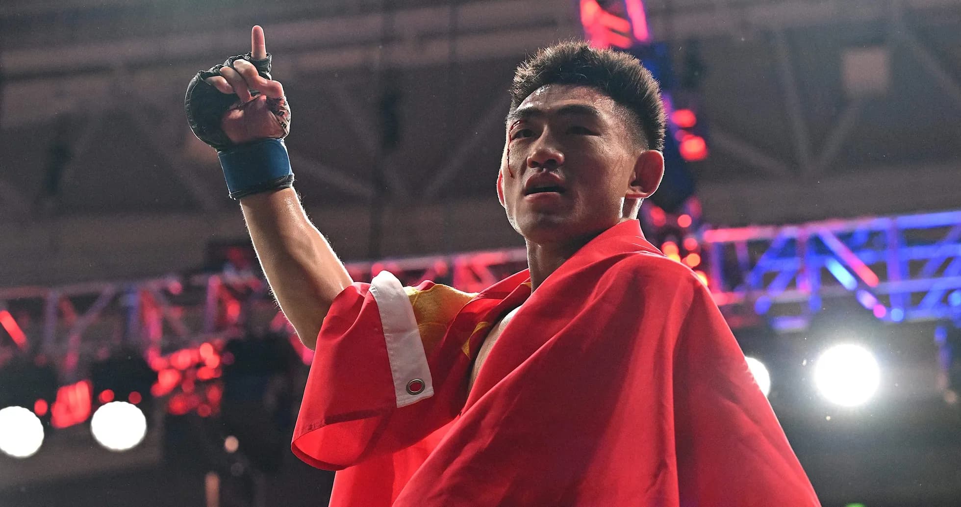 Boxeador celebrando con bandera de China en el ring Boxeador celebrando con bandera de China en el ring