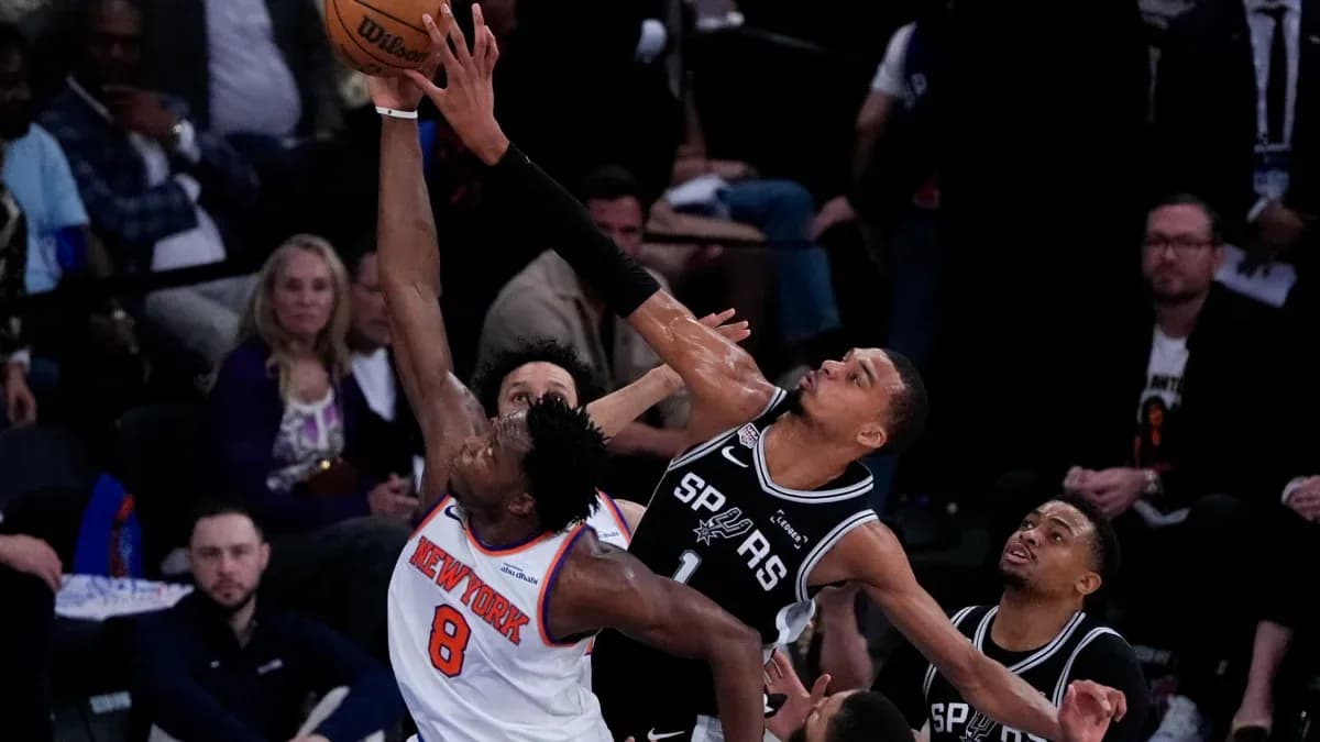 Jugador de Knicks intenta encestar contra defensores de Spurs Jugador de Knicks intenta encestar contra defensores de Spurs