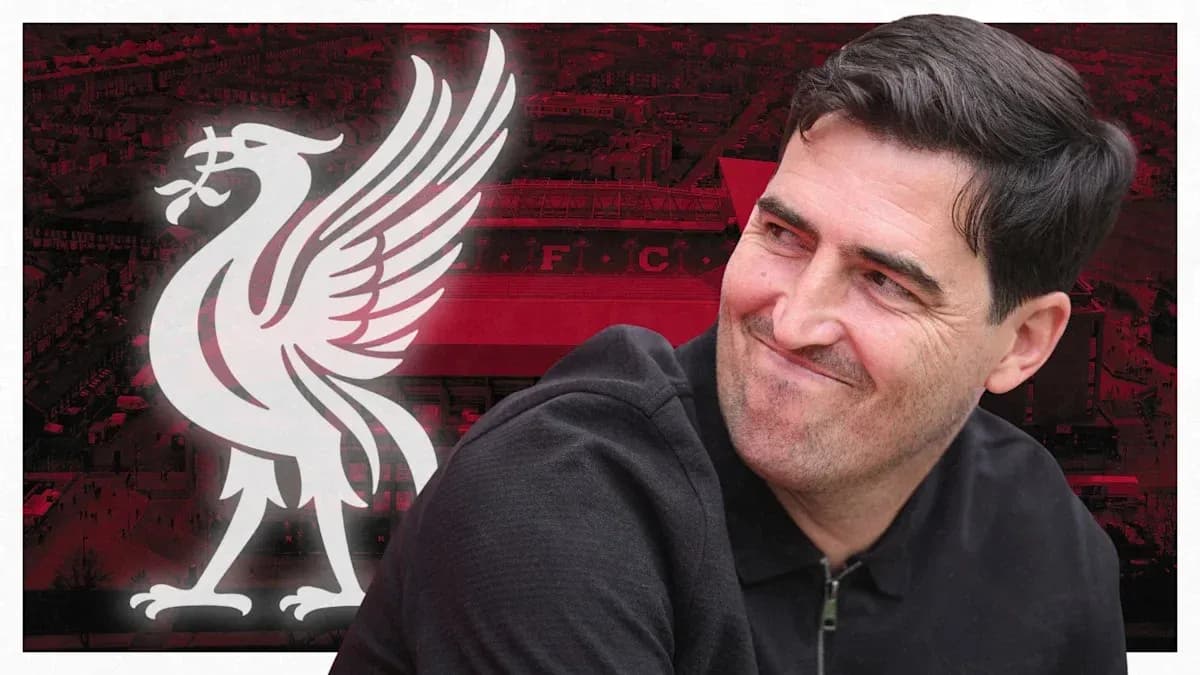 Entrenador sonriendo frente al logo del Liverpool Entrenador sonriendo frente al logo del Liverpool