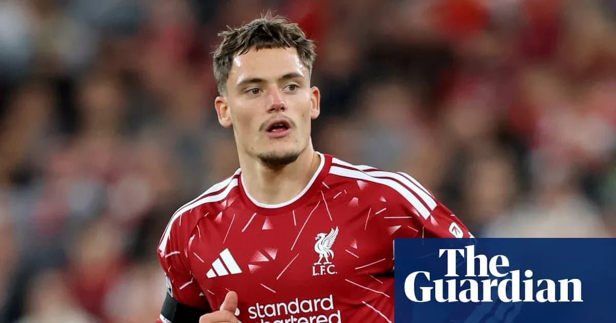 Jugador de Liverpool en el campo durante un partido Jugador de Liverpool en el campo durante un partido