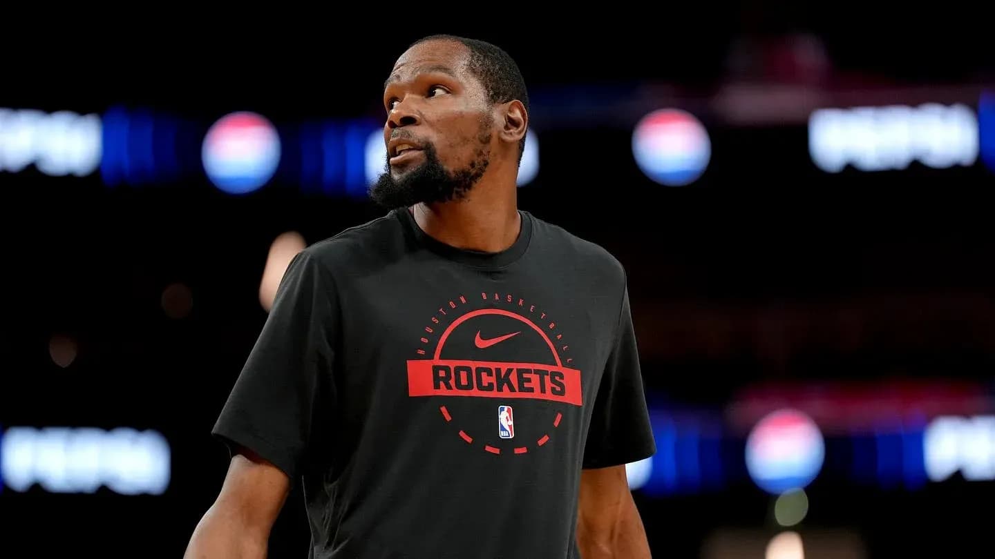 Jugador de los Rockets en calentamiento previo al partido Jugador de los Rockets en calentamiento previo al partido