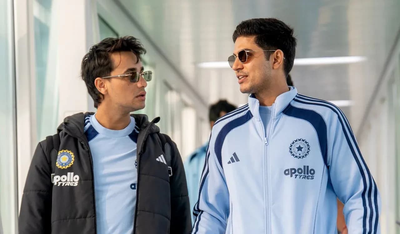 Dos jugadores conversando en un pasillo del aeropuerto Dos jugadores conversando en un pasillo del aeropuerto