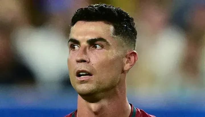 Jugador mirando hacia el campo durante un partido Jugador mirando hacia el campo durante un partido