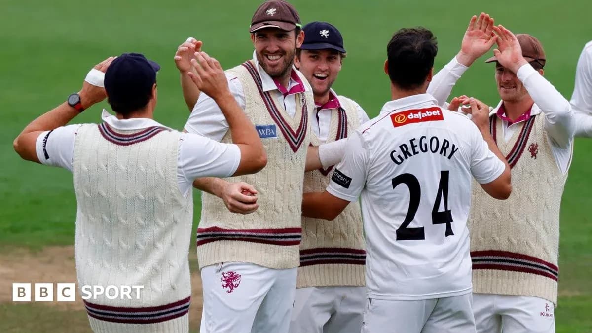 Jugadores de Somerset celebrando una wicket Jugadores de Somerset celebrando una wicket