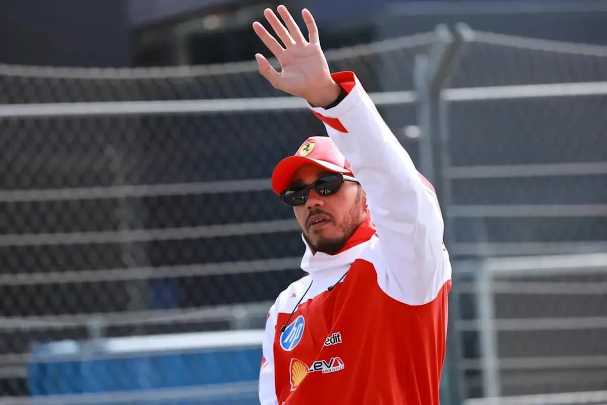 Piloto saludando en el circuito de carreras Piloto saludando en el circuito de carreras