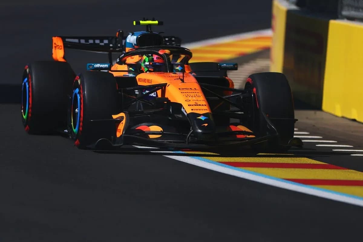 Auto de Fórmula 1 de McLaren en la pista Auto de Fórmula 1 de McLaren en la pista