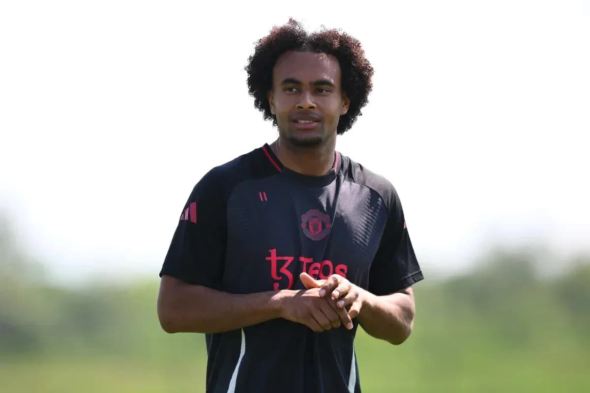 Jugador de fútbol en entrenamiento con camiseta negra Jugador de fútbol en entrenamiento con camiseta negra