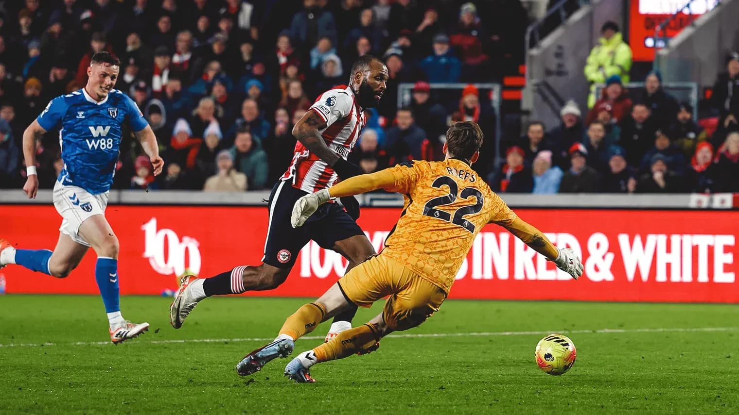 Jugador de Brentford esquivando al portero de Sunderland Jugador de Brentford esquivando al portero de Sunderland
