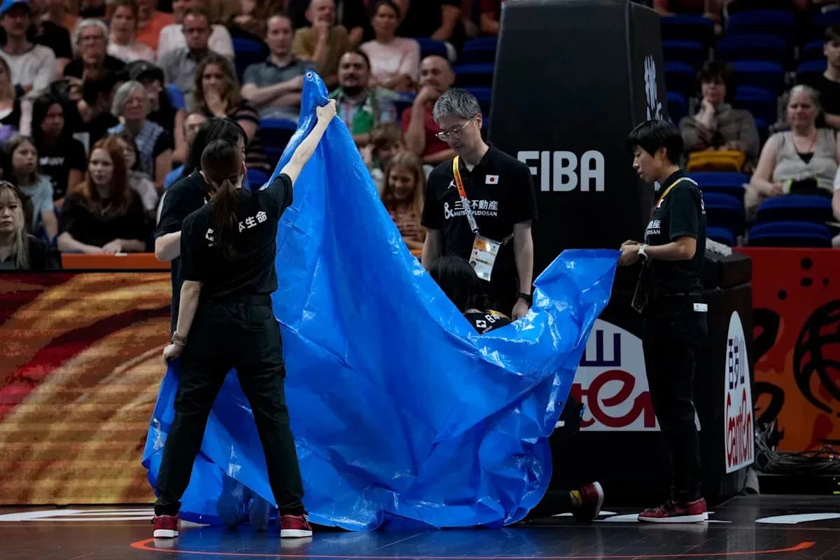 Personal de mantenimiento colocando lona azul en cancha Personal de mantenimiento colocando lona azul en cancha