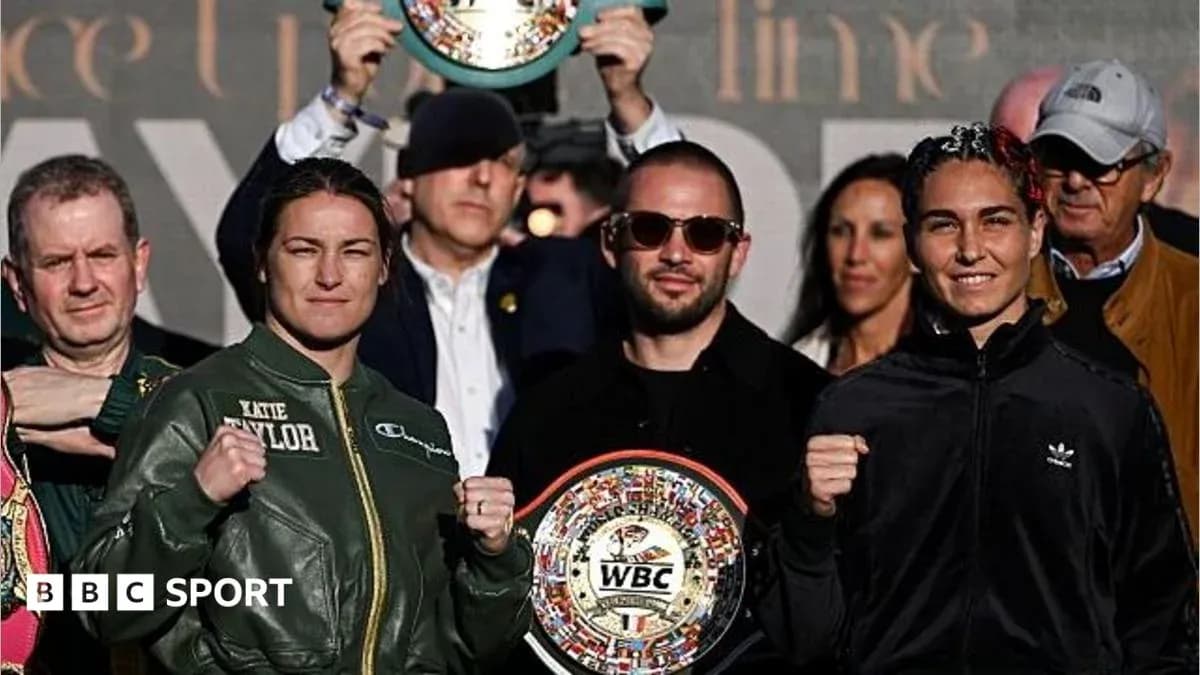 Katie Taylor y oponente mostrando cinturones WBC en evento Katie Taylor y oponente mostrando cinturones WBC en evento