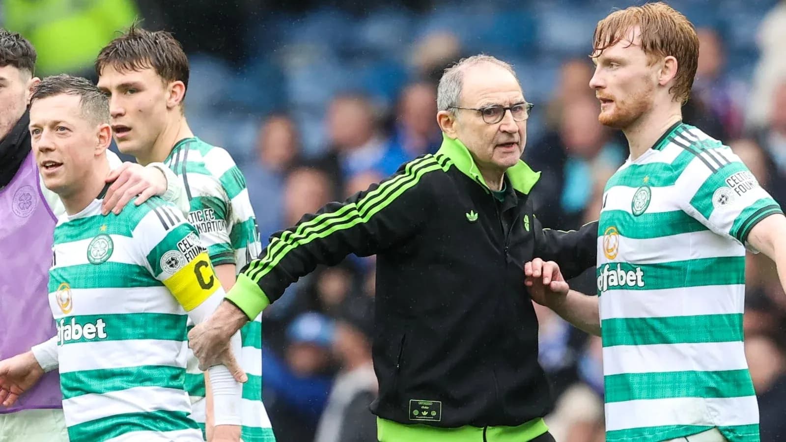 Entrenador hablando con jugadores de Celtic en partido Entrenador hablando con jugadores de Celtic en partido