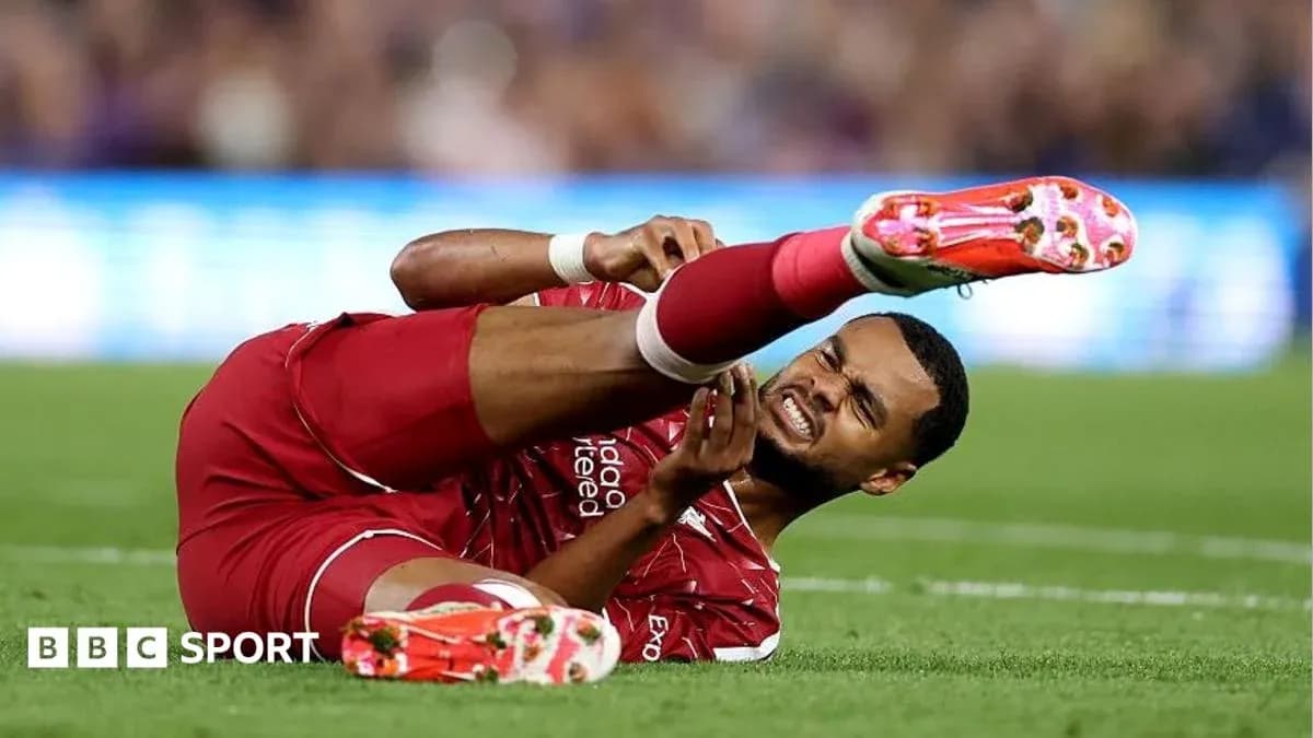 Jugador de Liverpool en el suelo con una lesión Jugador de Liverpool en el suelo con una lesión